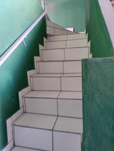 圣洛伦索Hostel Trem das águas的绿色墙壁的建筑中的楼梯