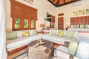 蓬塔卡纳Newly added Tropical Bungalow at Green Village的客厅配有白色的沙发和桌子