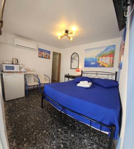 马科普隆4Seasons Suites Paradise Near Airport的一间带蓝色床的卧室和一间厨房