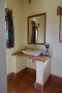 SangaHyena Hill Lodge的一间带水槽和镜子的浴室