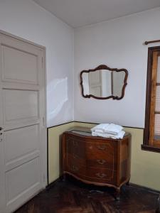 门多萨La posada del Colibrí的一间设有梳妆台和墙上镜子的房间