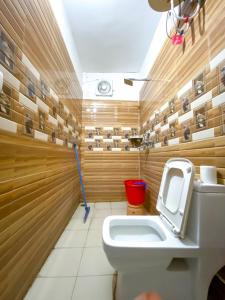 瑞诗凯诗Live Free Hostel Rishikesh的一间带卫生间和红色桶的浴室