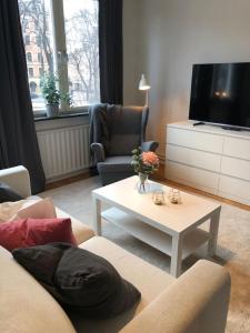 斯德哥尔摩Lovely Ostermalm apartment的带沙发和咖啡桌的客厅