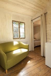 马丁纳弗兰卡Trulli Valle d'Itria的卧室的绿色沙发