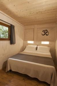 马丁纳弗兰卡Trulli Valle d'Itria的小型客房的一张床位,设有木制天花板
