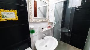布卢梅瑙Pousada Casa da Maga - Centro的浴室设有白色水槽和镜子