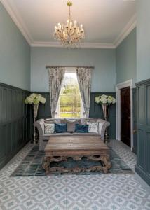 韦克斯福德Newbay House Wexford的带沙发和窗户的客厅