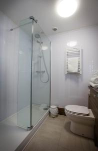 斯卡伯勒Orchard Lodge & Wolds Restaurant的一间带玻璃淋浴间和卫生间的浴室