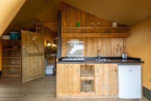 卡波利韦里特努塔德勒里帕尔特酒店的一个带木制橱柜和水槽的厨房