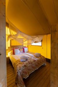卡波利韦里特努塔德勒里帕尔特酒店的帐篷内一间卧室,配有一张大床