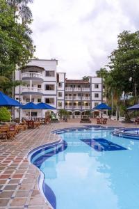 圣赫罗尼莫Hotel Posada San Sebastian的大楼前设有游泳池的酒店