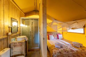 卡波利韦里特努塔德勒里帕尔特酒店的一间卧室配有一张床、淋浴和盥洗盆