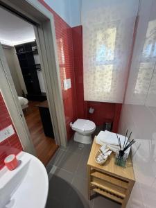 萨莱诺L'Aurora B&B的一间带卫生间和水槽的浴室
