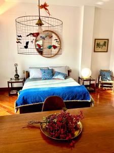 米兰Luxury Loft的一间卧室配有一张床和一张带一碗鲜花的桌子