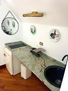 米兰Luxury Loft的一间带水槽和台面的浴室