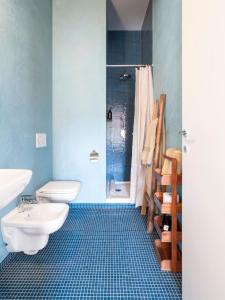米兰Luxury Loft的一间带水槽、卫生间和淋浴的浴室