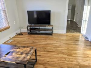 莫林Moline 1 BR Near TaxSlayer and Downtown的客厅设有平面电视和木地板。