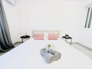姆西达SUNSHINE SUITS - BRAND NEW APARTMENTS的卧室配有白色床和毛巾