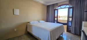 伊塔佩米林河畔卡舒埃鲁CAXU HOSTEL的一间卧室设有一张床和一个大窗户