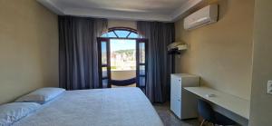伊塔佩米林河畔卡舒埃鲁CAXU HOSTEL的酒店客房设有床和窗户。