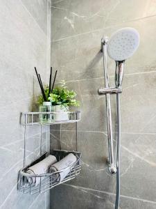 姆西达SUNSHINE SUITS - BRAND NEW APARTMENTS的浴室内设有带2个架子的淋浴