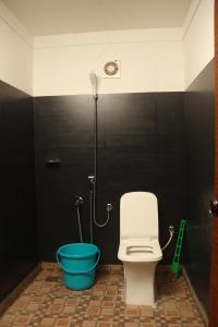 瓦亚纳德Jungle Woods 900kandi的一间带卫生间和蓝色桶的浴室
