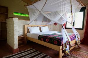 SangaHyena Hill Lodge的一间卧室配有一张带蚊帐的床