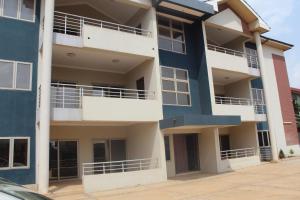 阿克拉RESIDENCE IVOIRE的公寓大楼设有蓝色和白色的阳台。