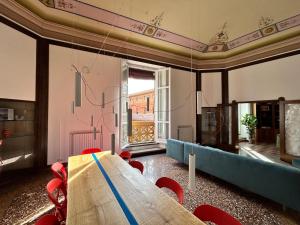 博洛尼亚Frame Bologna的配有桌子和红色椅子的房间