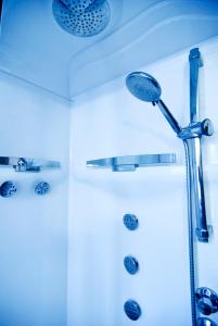 奥维多皮齐欧酒店的带淋浴的浴室,配有三个盥洗盆