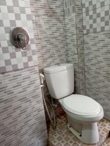 吉利特拉旺安Wahyu Gili 1的一间带卫生间和淋浴的浴室