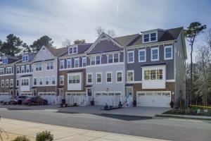 柏林Townhome with 2 Decks 3 Mi to Ocean City Boardwalk的大型公寓大楼,有很多窗户