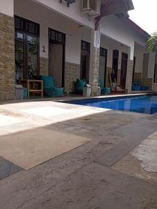 吉利特拉旺安Wahyu Gili 1的度假村内带游泳池的别墅