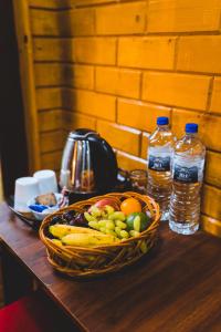 斯利那加The Mallard by Evoke Hotels的桌上的水果篮和瓶装水