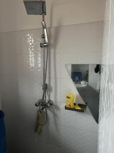 GuluBeautiful 1-Bed Apartment in Gulu的白色瓷砖浴室内的淋浴