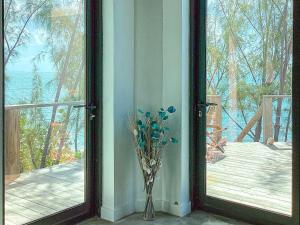 Hatchet Bay Limited SettlementOcean Shire home的窗户旁的花瓶