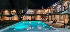 圣路易斯CHAKRAS TERMAS HOTEL & SPA的一座游泳池,在晚上在建筑物前