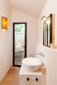 卡帕尔比奥Glamping Terre di Sacra in Tuscany的白色的浴室设有水槽和浴缸。