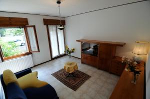 巴塔利亚泰尔梅Appartamento Colli & Terme的带沙发和电视的客厅