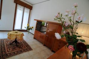巴塔利亚泰尔梅Appartamento Colli & Terme的客厅配有桌子和花瓶