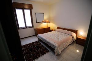 巴塔利亚泰尔梅Appartamento Colli & Terme的一间卧室设有一张床和一个窗口