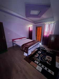 博帕尔Roshan Resorts的一间卧室配有一张床和地毯