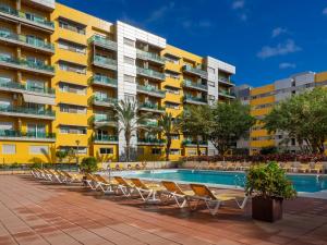 大加那利岛拉斯帕尔马斯Apartment Abora Garden with terrace, pool, extensive gardens and free parking的酒店拥有游泳池和躺椅
