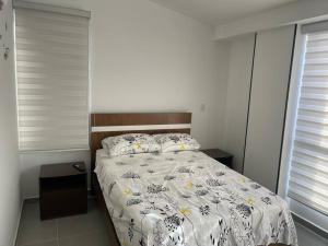 拉特瓦伊达Casa Familiar Excelente ubicación con Piscina的一间卧室配有一张带被子和枕头的床