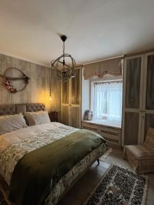 卡尔派尼西翁1957 To Rodo kai to Roido的一间卧室配有一张大床和一个吊灯。