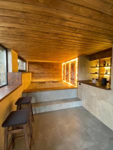 斯拉夫西克AGORA Chalet的客房设有带2把椅子和木制天花板的桑拿浴室。