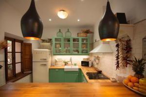 索列尔港Camp de sa mar的厨房配有绿色橱柜和白色冰箱