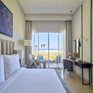 阿莱曼马拉西海滩地标度假村的酒店客房设有一张床,享有海景。