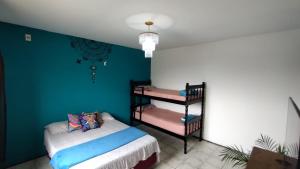 约恩维利Mandallah Hostel的一间卧室配有一张床和一张双层床。