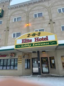怀特霍斯Elite Hotel "Downtown Center" " Ski & Northern light Tour"的一座小旅馆标志建筑